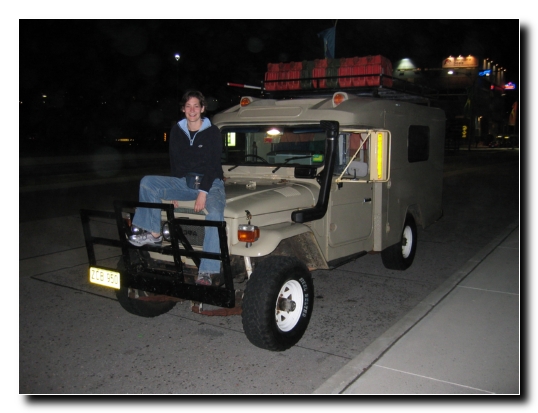 003 Stolze Autobesitzerin